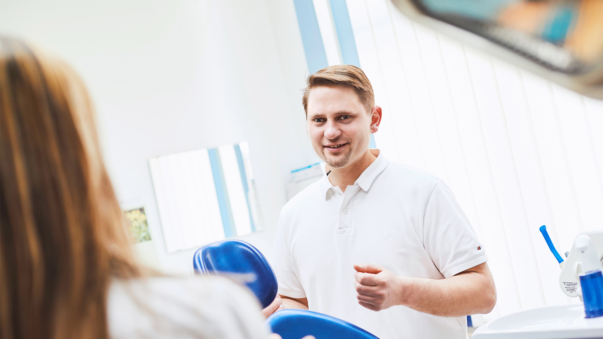 Persönliche Beratung durch Zahnarzt Thomas Beruda Familienzahnarzt Thomas Beruda berät eine Patientin in der Praxis
